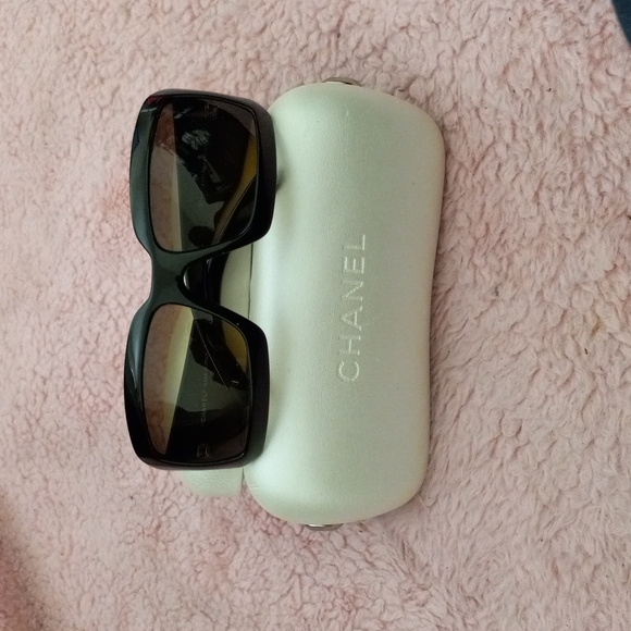 A pair of Chanel glasses color is black - Picture 1 of 4